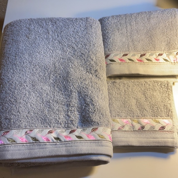 3 pc Towel Set - Picture 2 of 2